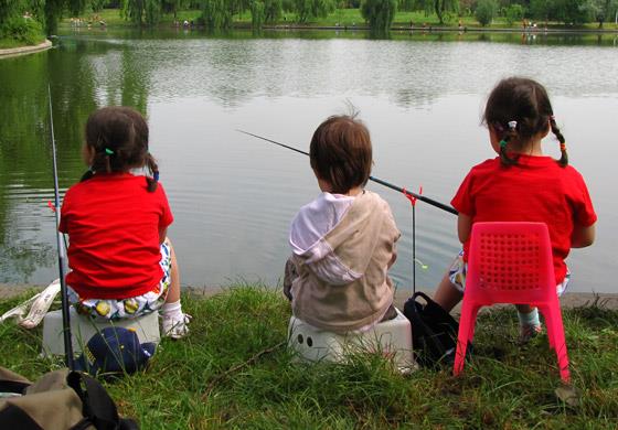 Copii la pescuit :) - copii-la-pescuit.jpg